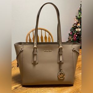 voyager medium crossgrain leather tote bag